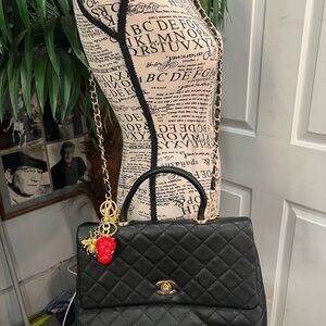 Chic Black Quilted Shoulder Bag with Gold Accents